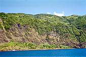 Azzorre, Isola Sao Jorge - La costa meridionale navigando verso il porto di Velas.